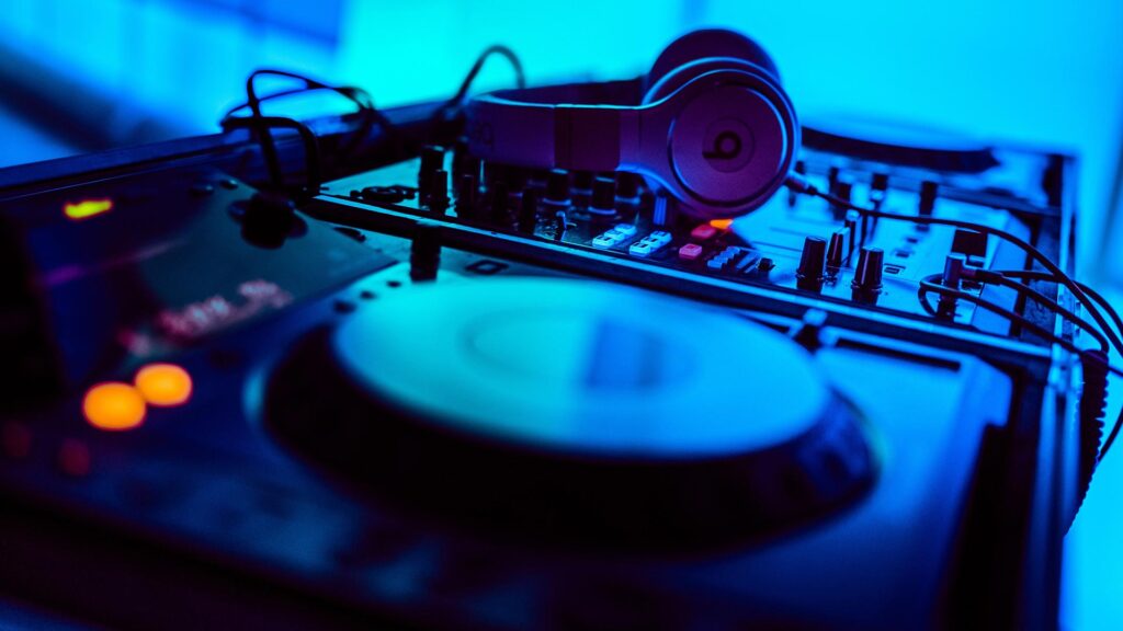 Want To Learn To DJ In London? Start With Our Expert DJ Lessons – London DJ Academy