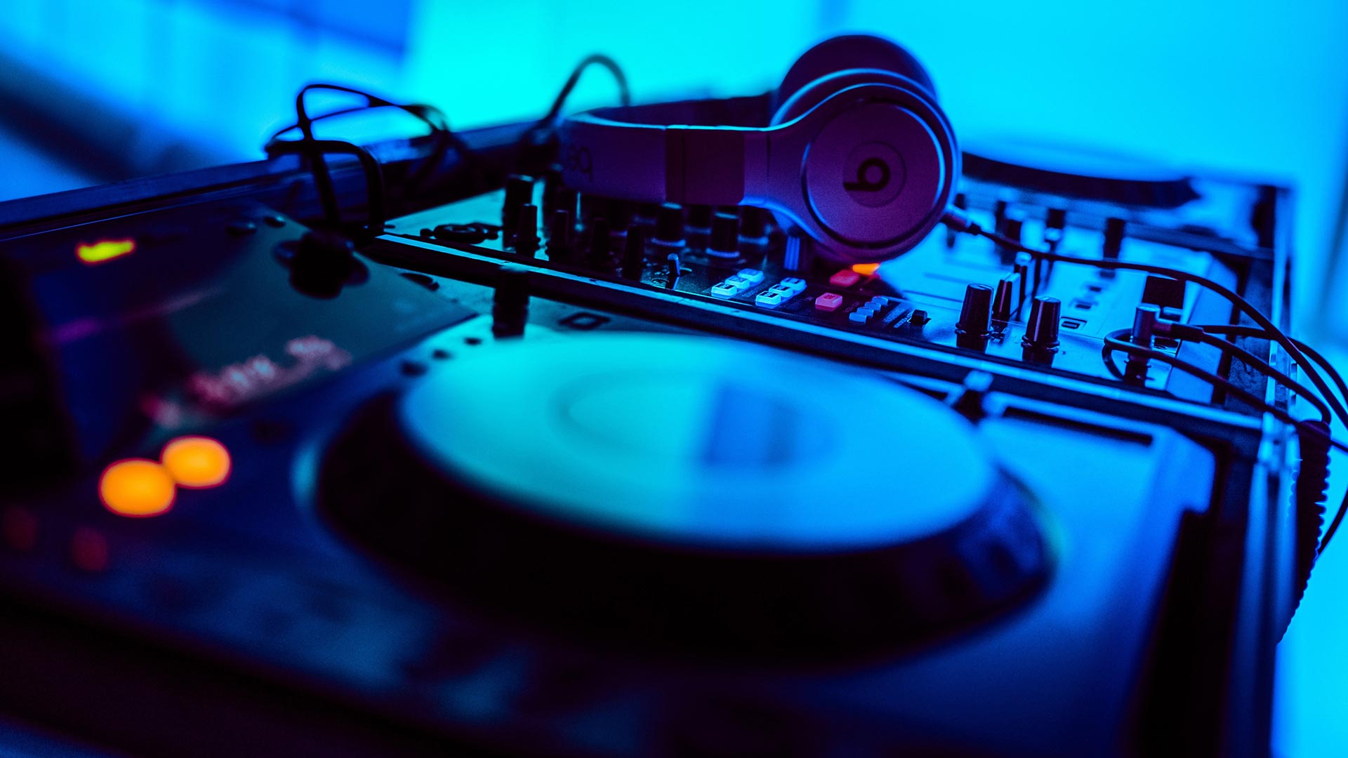 Want to Learn to DJ in London? Start with Our Expert DJ Lessons! - London DJ Academy