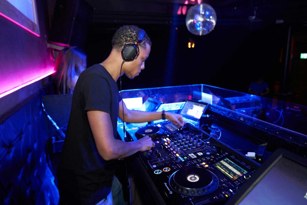 How to Get DJ Gigs in London – Proven Tips for Beginners