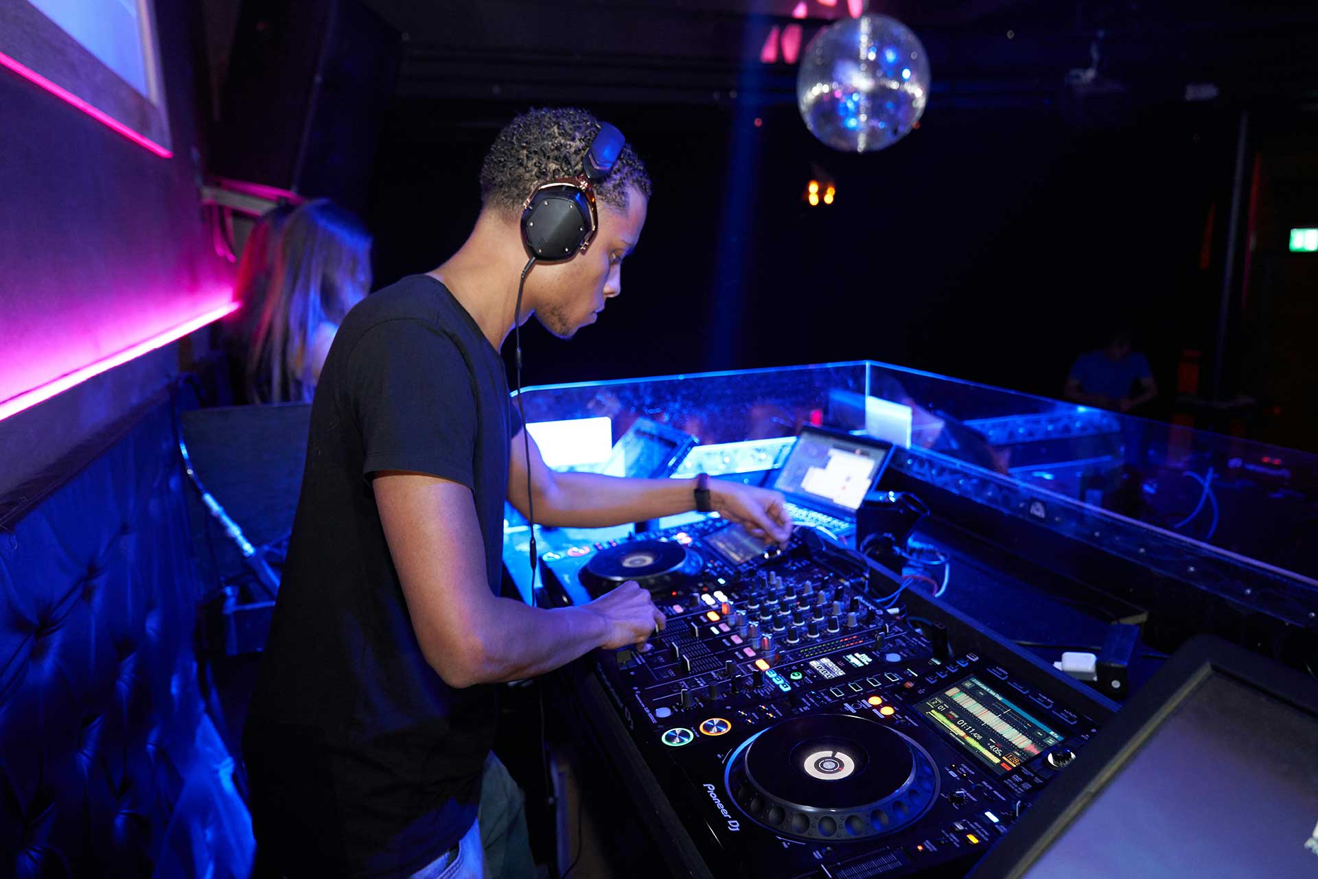 How to Get DJ Gigs in London – Proven Tips for Beginners