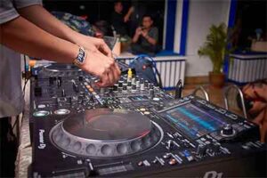 How to DJ with Pioneer Decks? | DJ Lessons at London DJ Academy