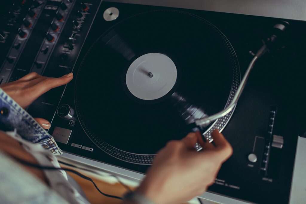 How Can DJ Lessons in London Help You Master Vinyl Mixing? | London DJ Academy