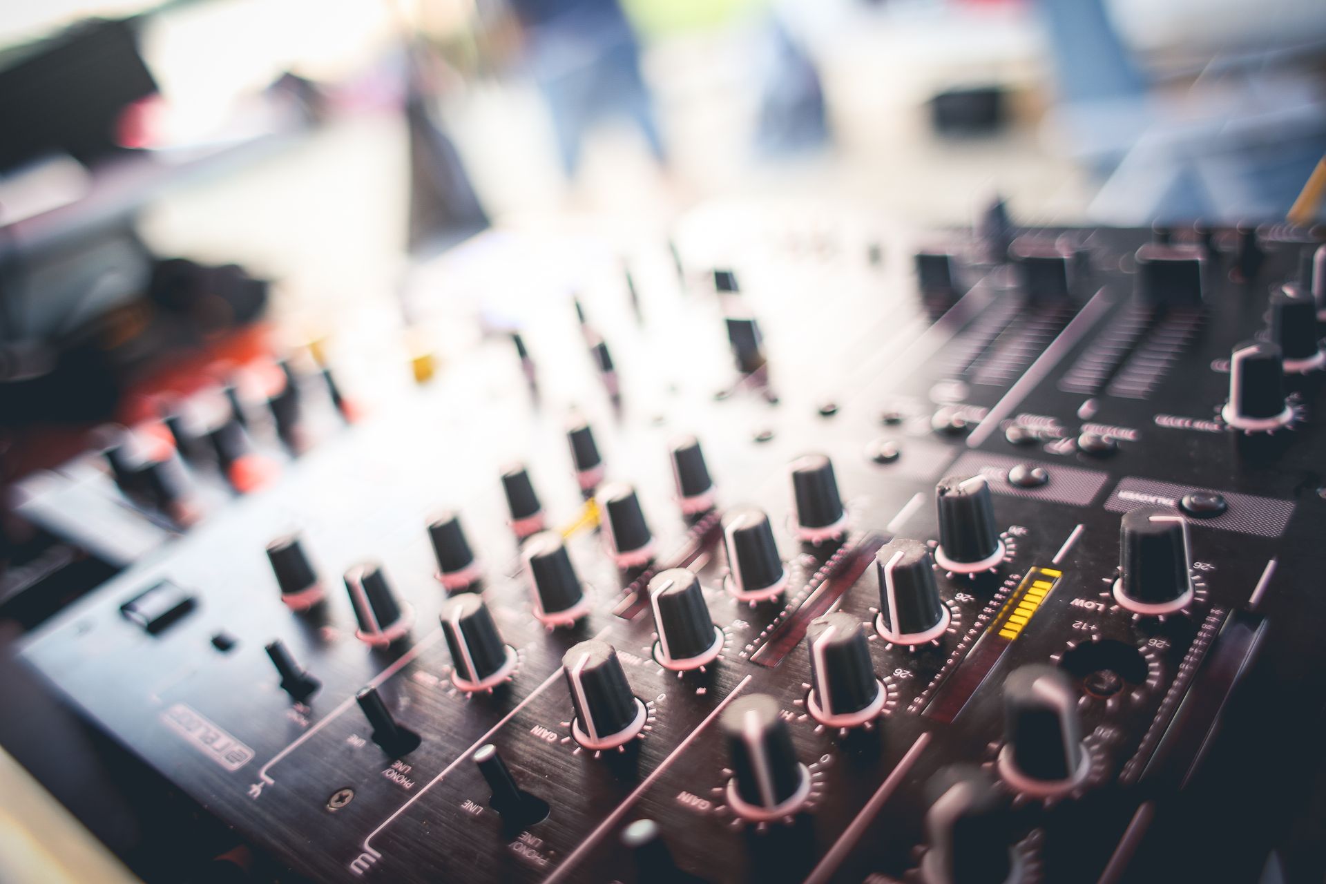10 Common Beginner DJ Mistakes and How to Avoid Them