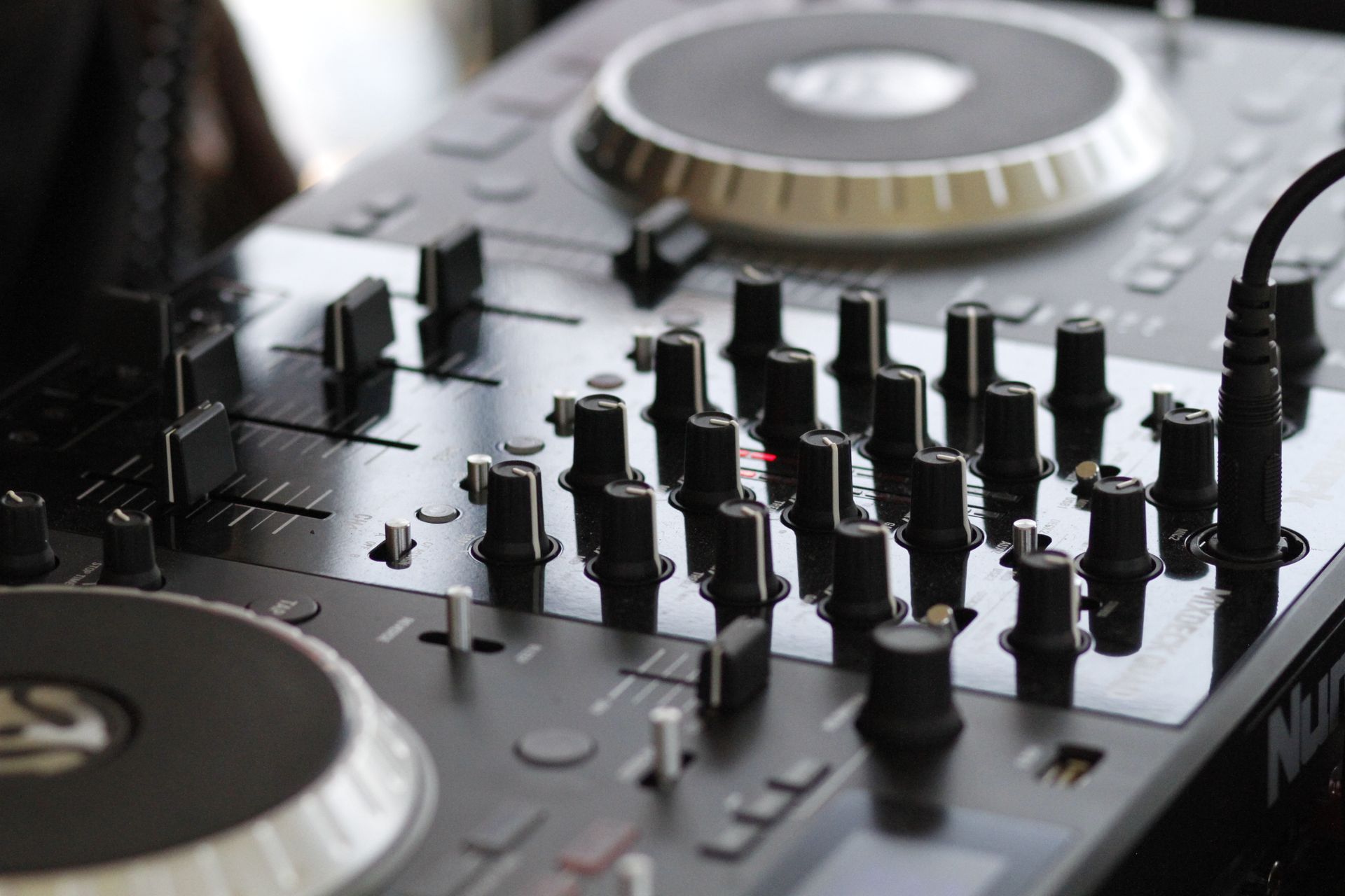 Best DJ Controllers for Beginners in 2026 Complete Guide