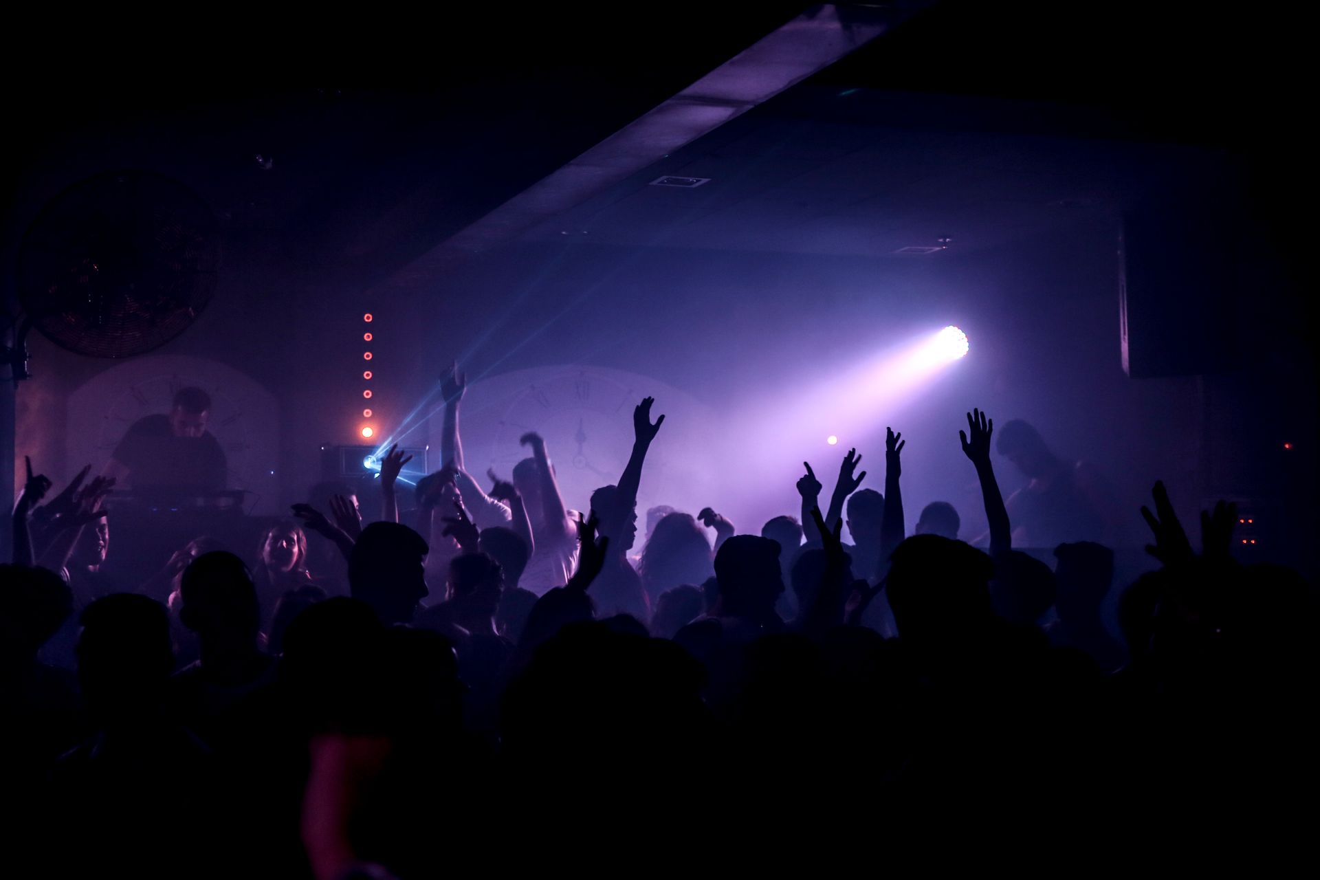 How to Read a Crowd as a DJ Complete Guide for Beginners